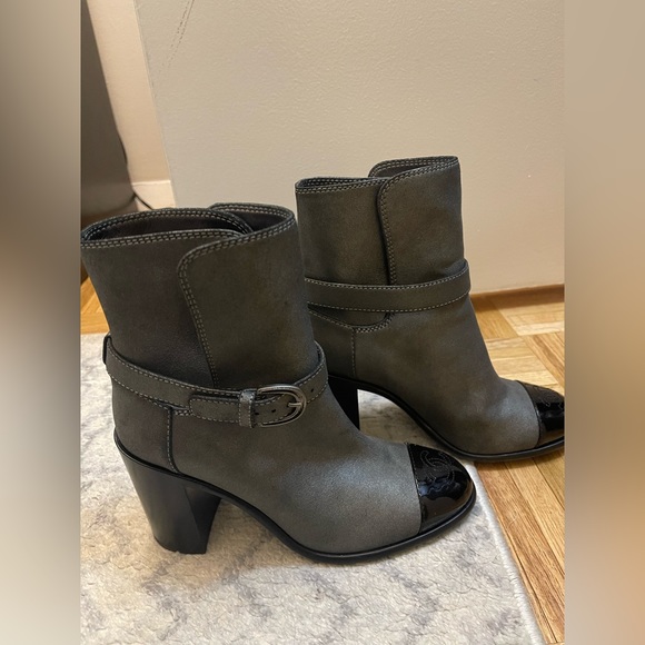 CHANEL Mid Heel Gray and Black Boots - Picture 5 of 6
